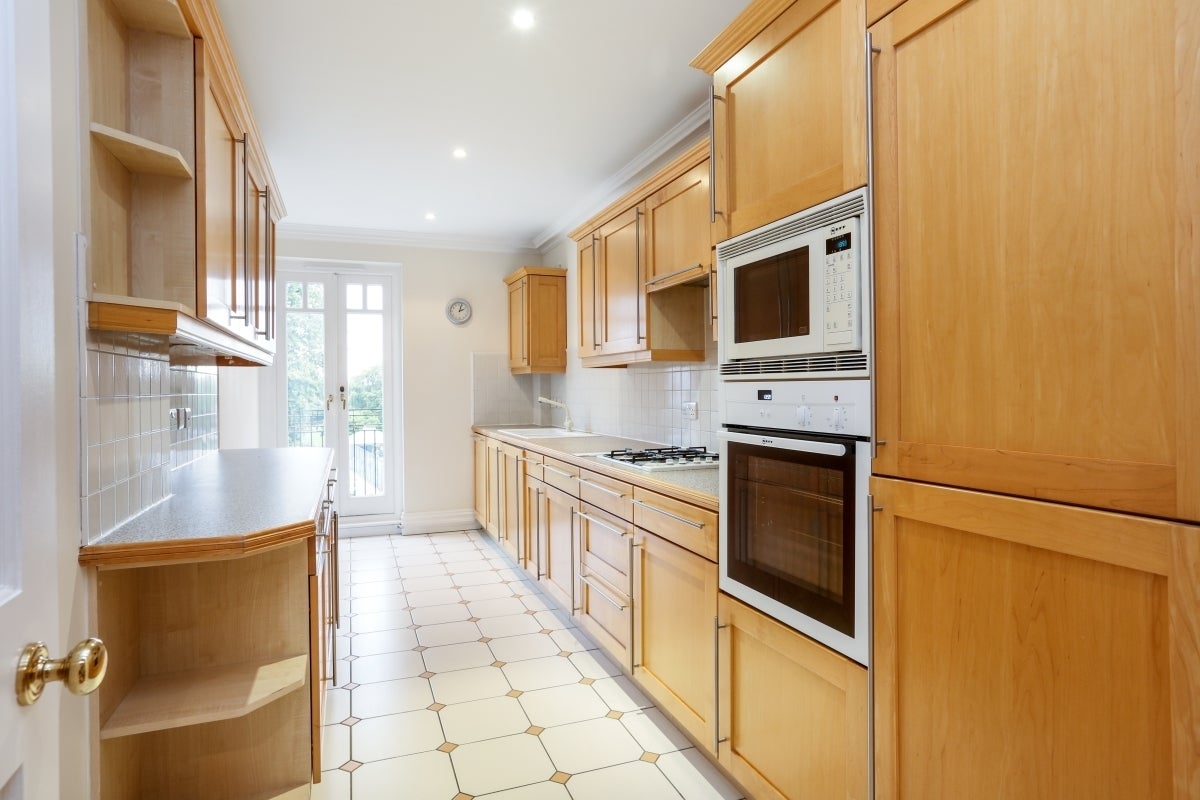 Flat Clevedon Road in London
