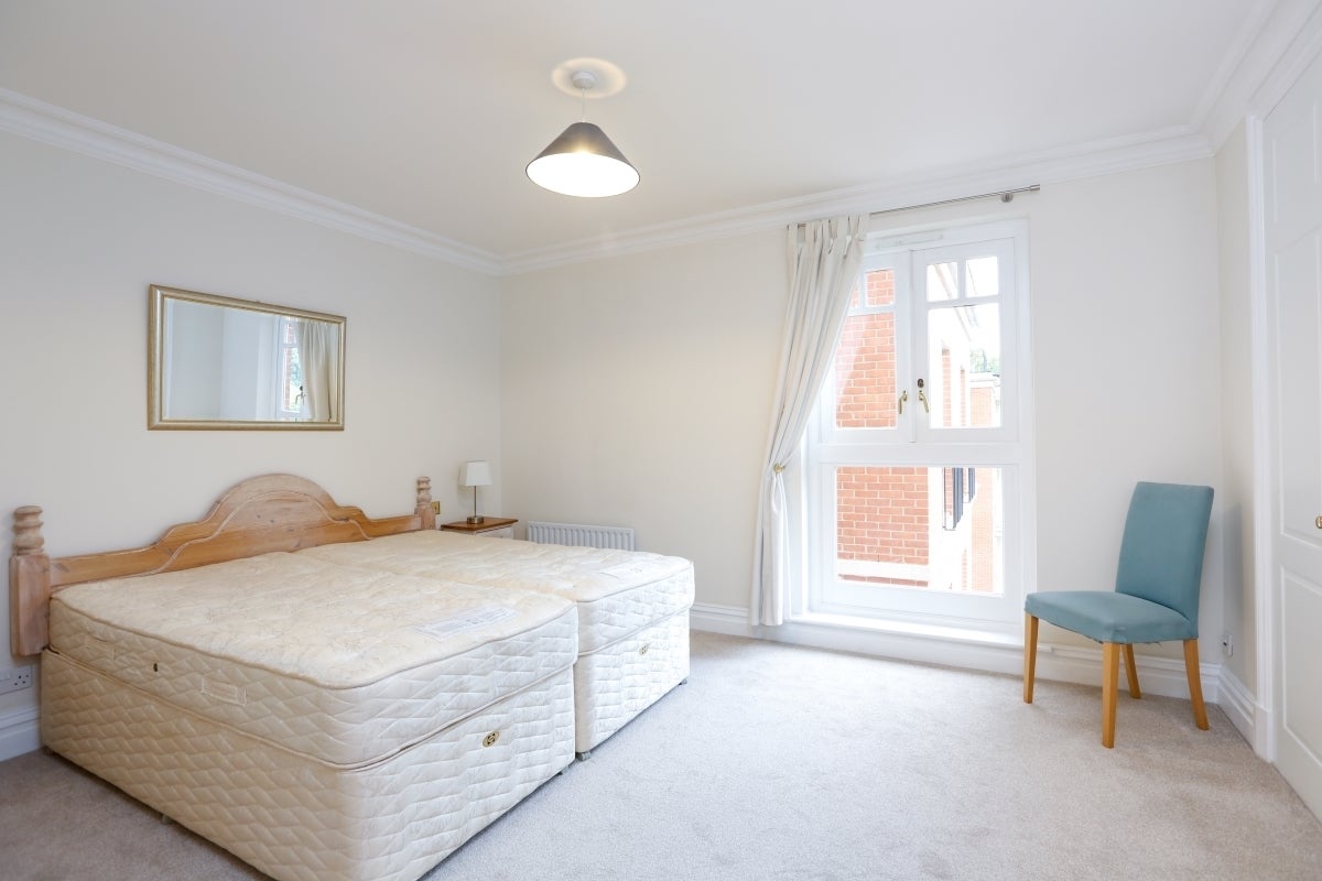 Flat Clevedon Road in London
