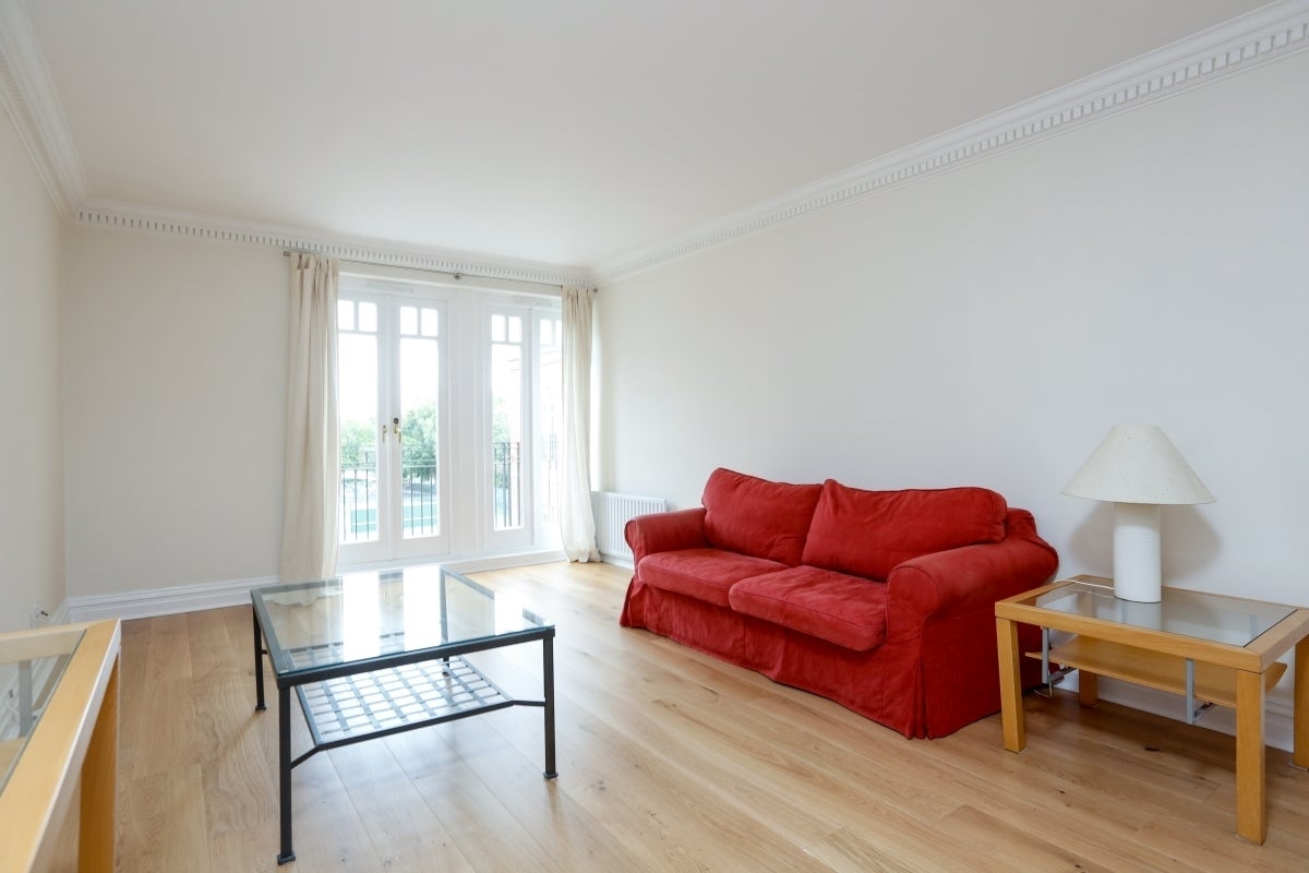Flat Clevedon Road in London