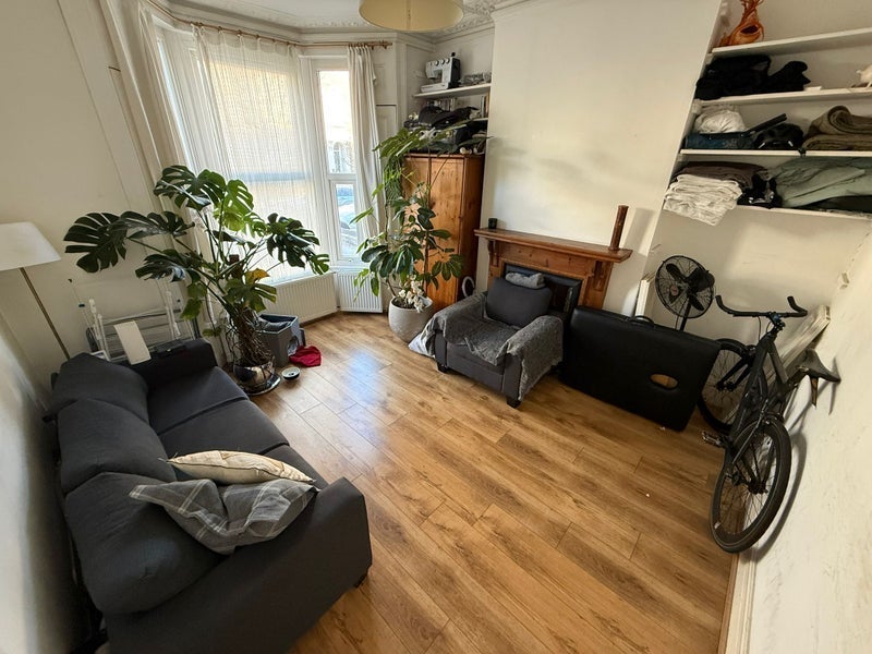 Room Clifden Road in Greater London