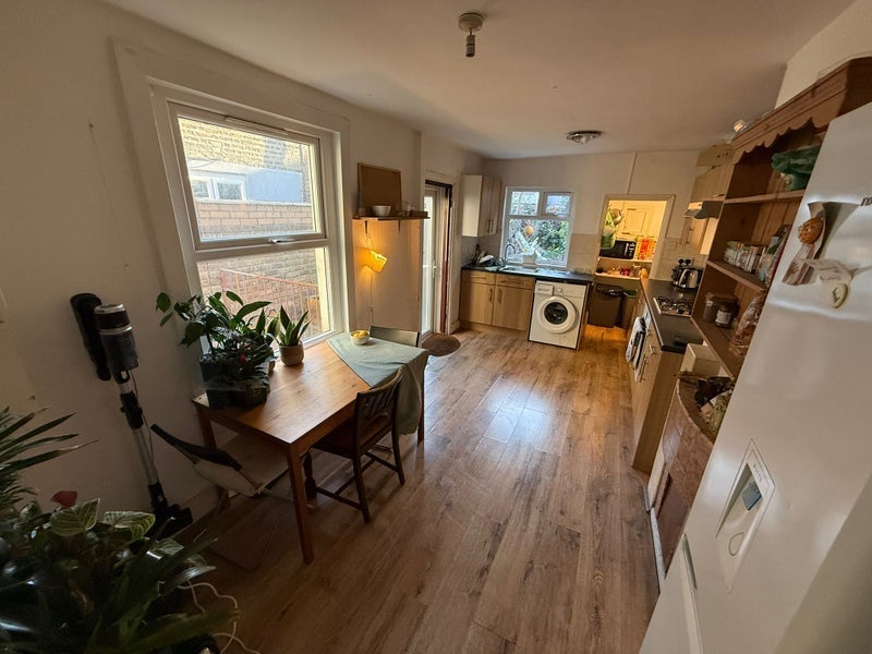 Room Clifden Road in Greater London