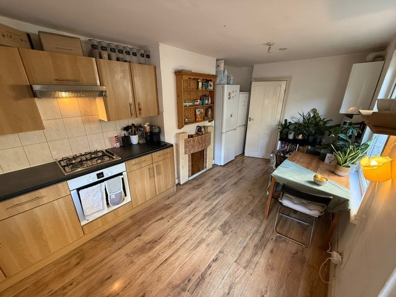Room Clifden Road in Greater London