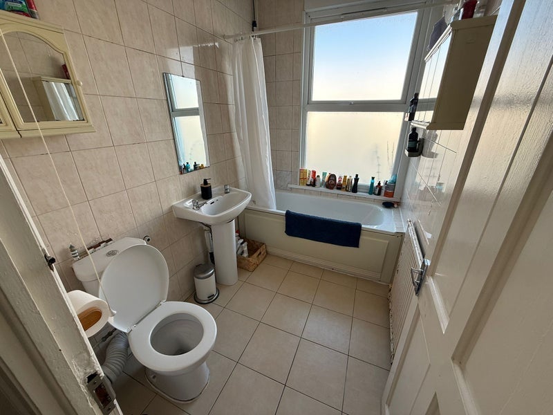 Room Clifden Road in Greater London