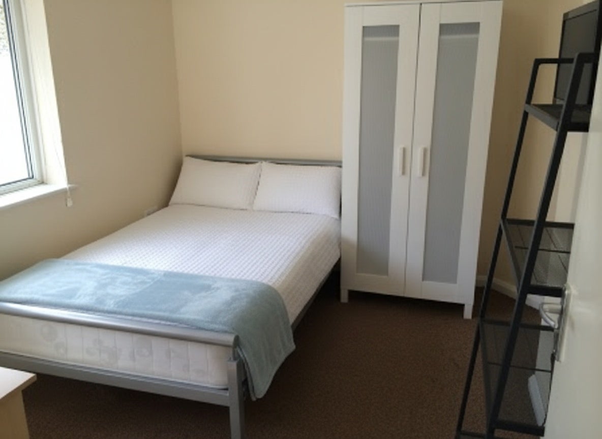 Room Rolleston Drive in Nottingham