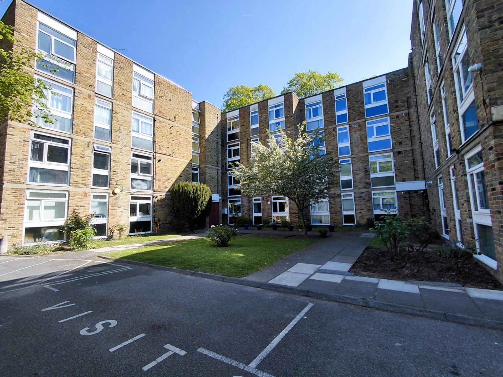 Flat Longfield Walk in Greater London