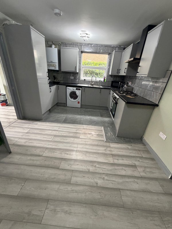 Room Crossways Road in Bristol