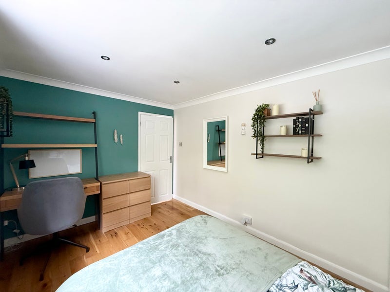 Room Hudson Close in Poole