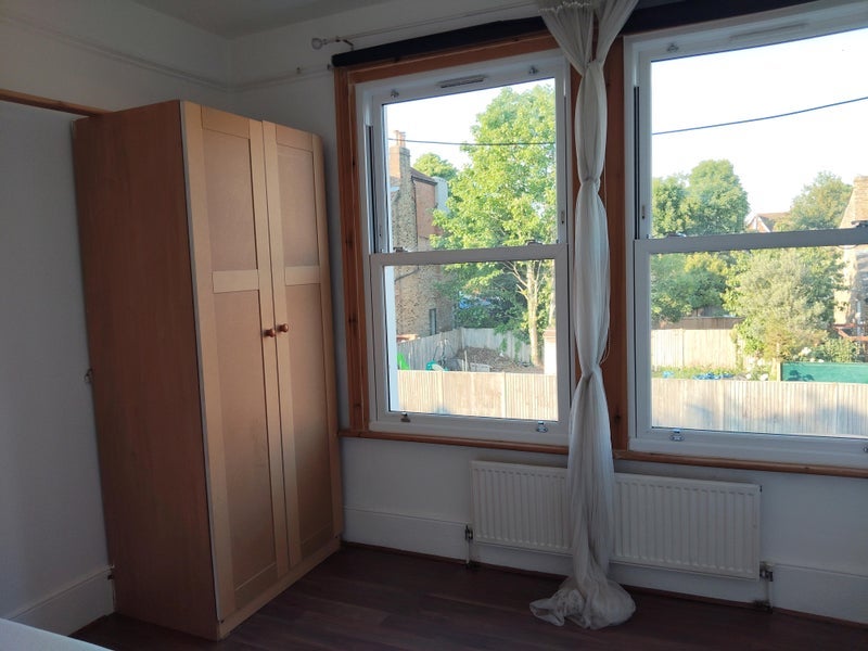 Flat Kempshott Road in Greater London