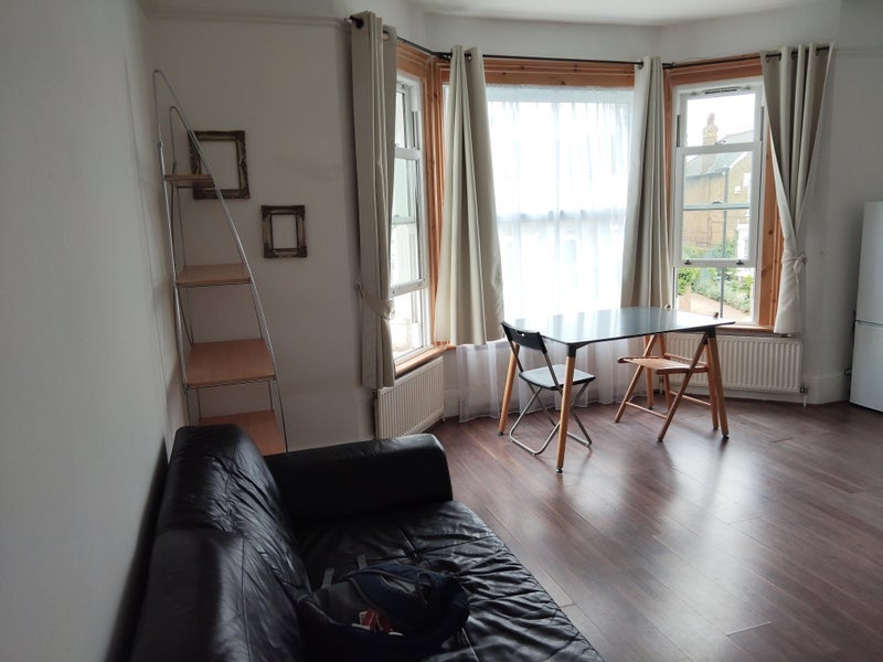 Flat Kempshott Road in Greater London