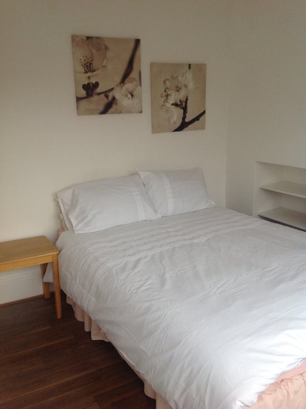 Flat Kempshott Road in Greater London