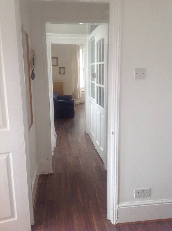 Flat Kempshott Road in Greater London