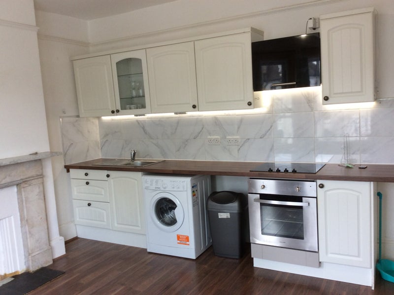 Flat Kempshott Road in Greater London