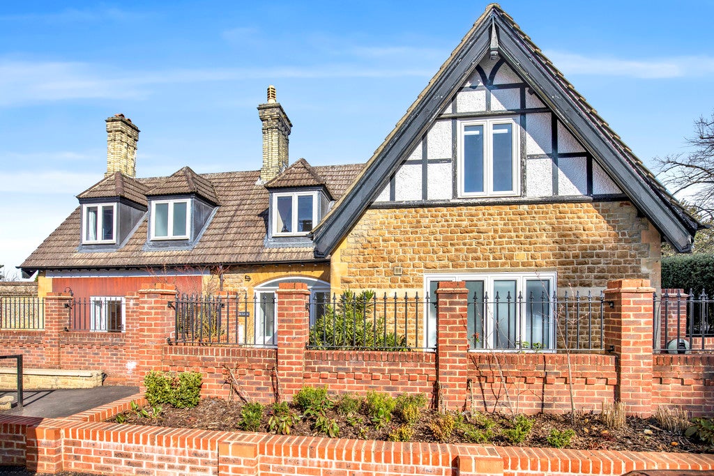 House Ringley Park Road in Reigate and Banstead