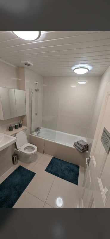 Room Windsor Crescent in Greater London