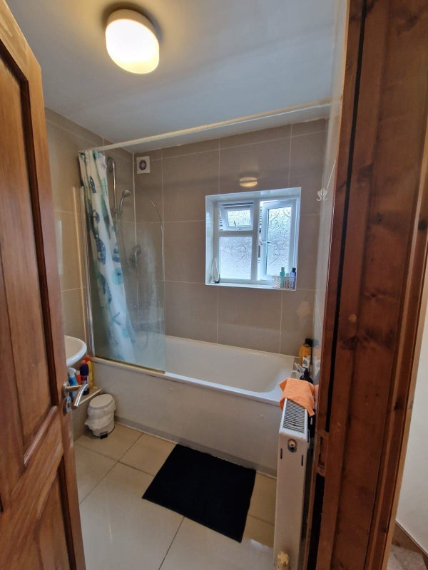 Room Bath Road in Maidenhead