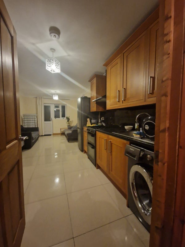 Room Bath Road in Maidenhead
