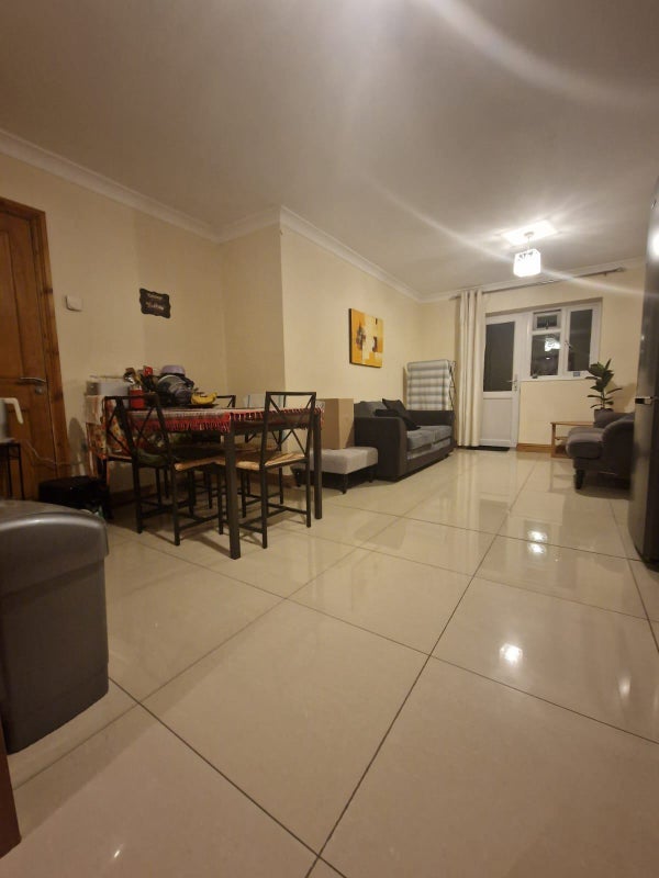 Room Bath Road in Maidenhead