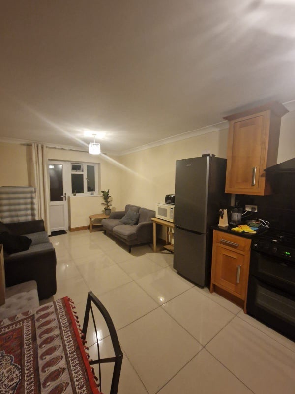 Room Bath Road in Maidenhead