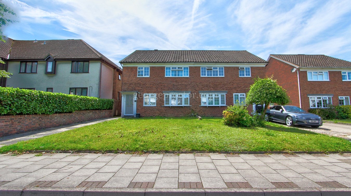 Flat Sovereign Court in Greater London