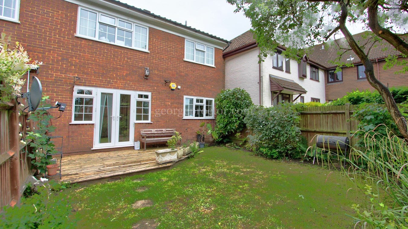Flat Sovereign Court in Greater London