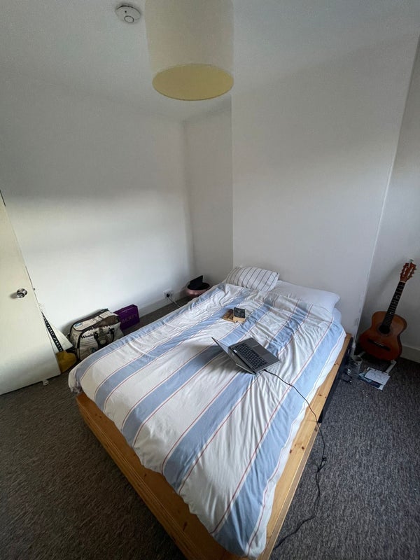 Room Roding Road in Greater London