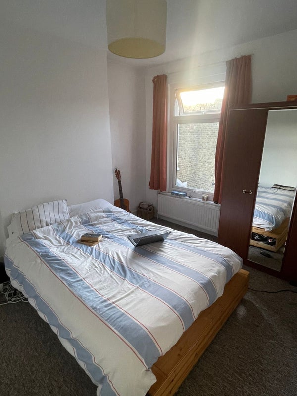 Room Roding Road in Greater London