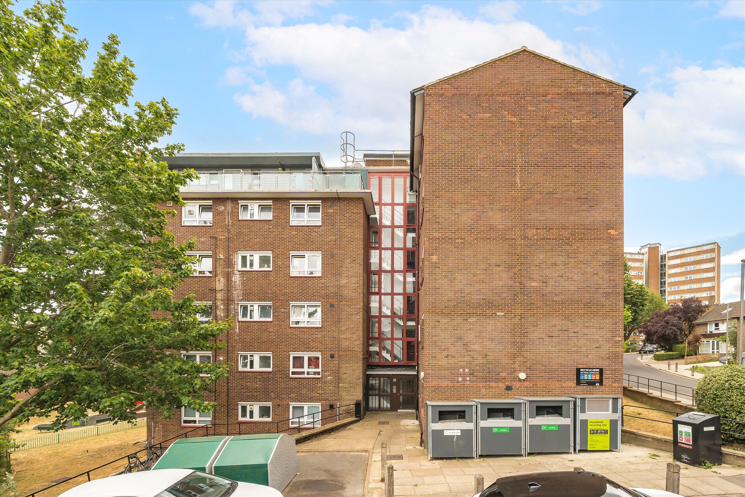 Flat Castlecombe Drive in Greater London