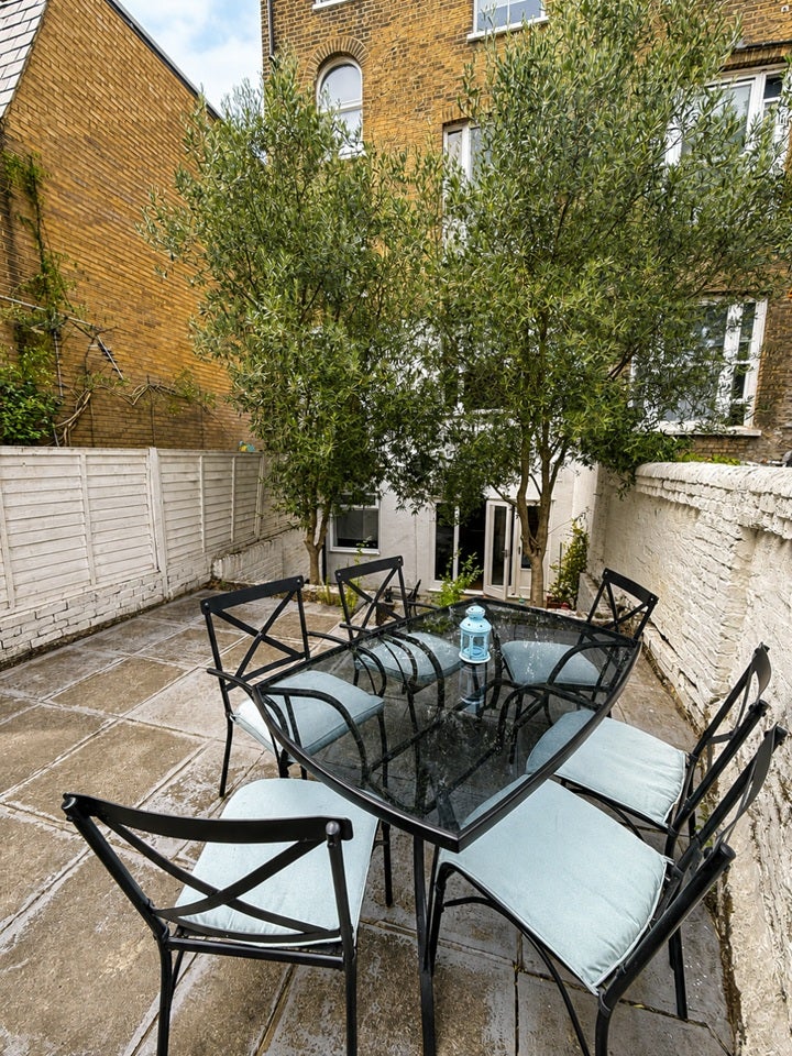 Flat Elms Road in Greater London