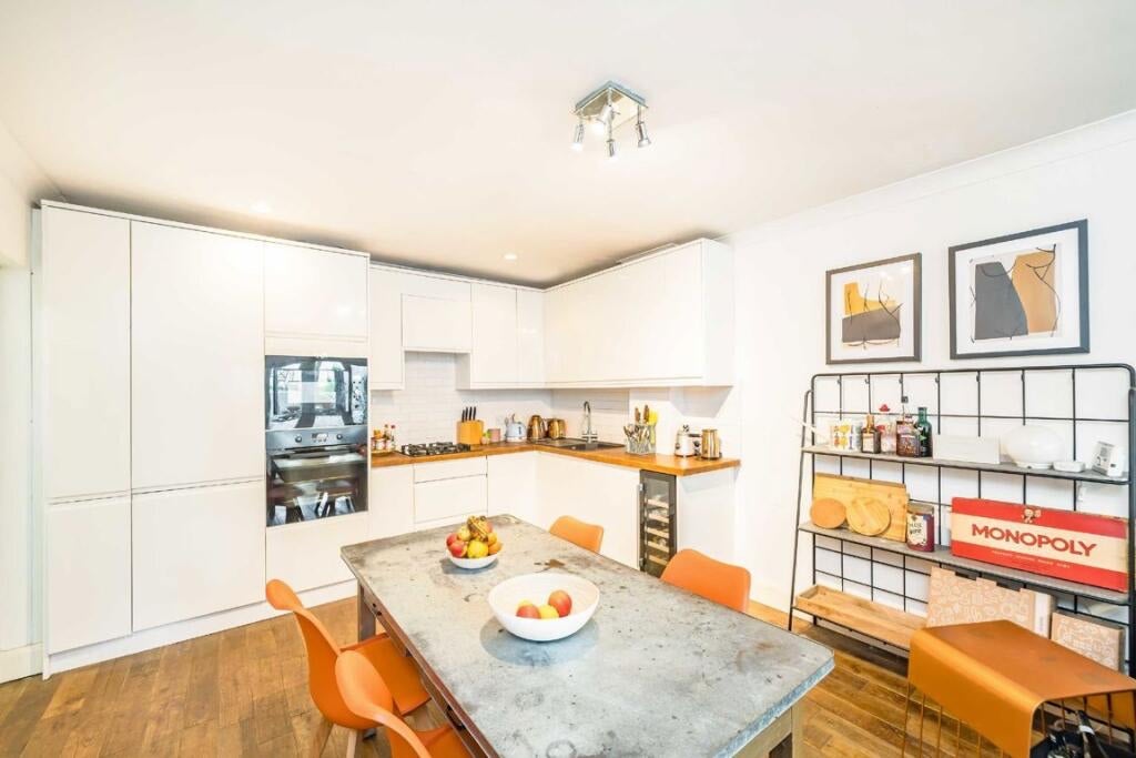 Flat Elms Road in Greater London