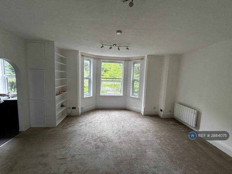Flat Tavistock Crescent in Luton