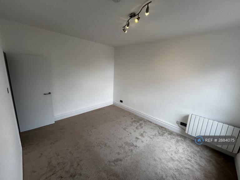 Flat Tavistock Crescent in Luton