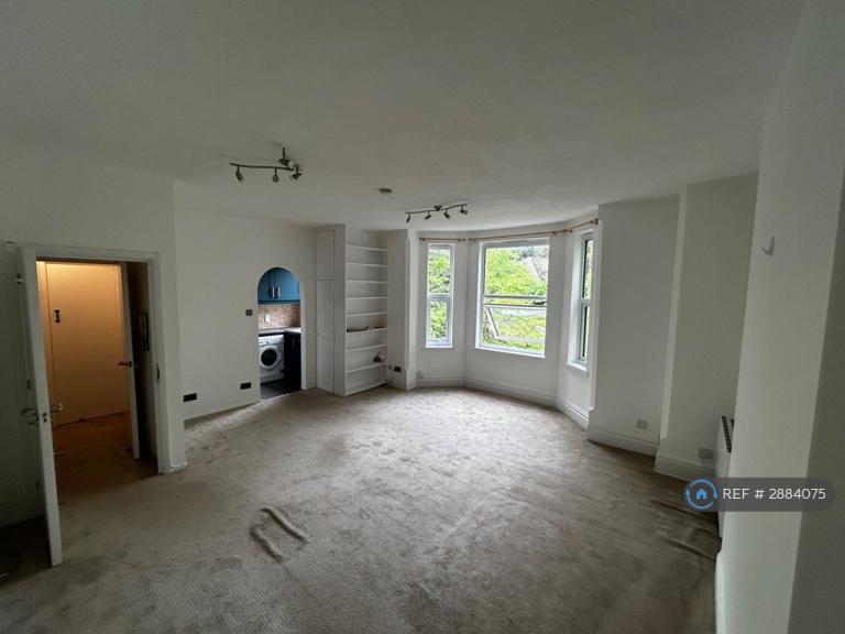 Flat Tavistock Crescent in Luton