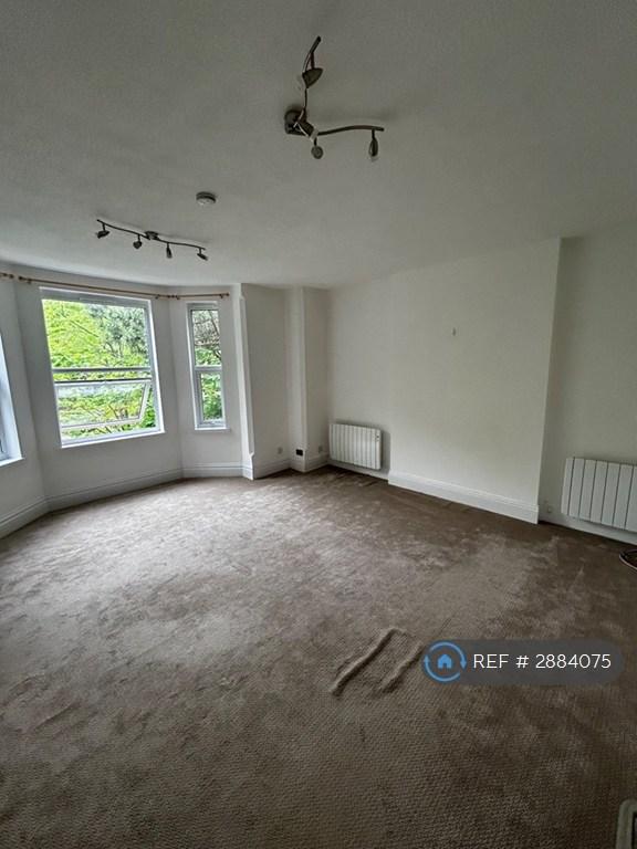 Flat Tavistock Crescent in Luton