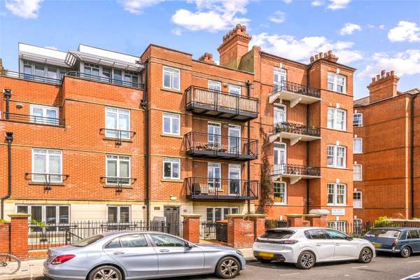 Flat Kelvedon Road in Greater London
