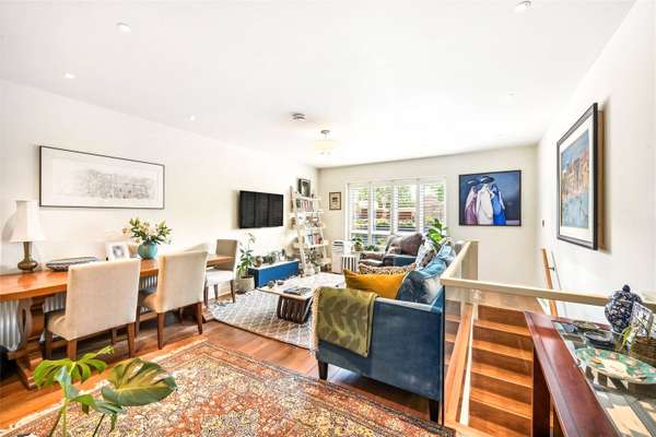 Flat Kelvedon Road in Greater London
