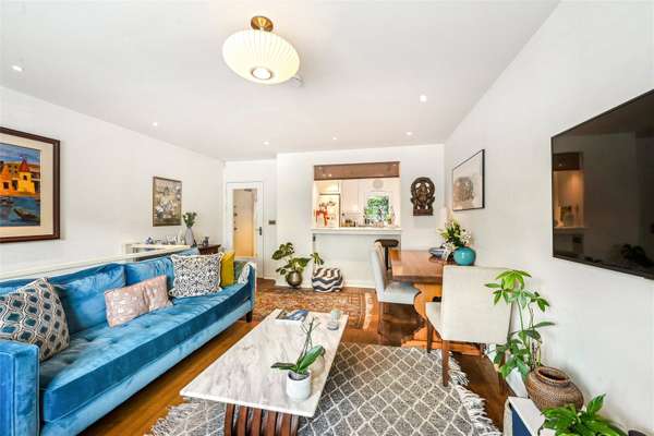 Flat Kelvedon Road in Greater London