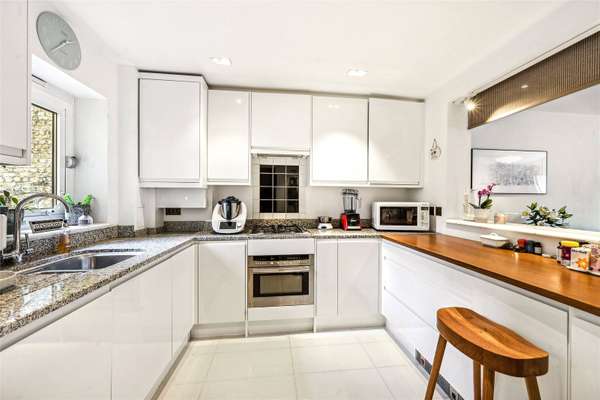Flat Kelvedon Road in Greater London