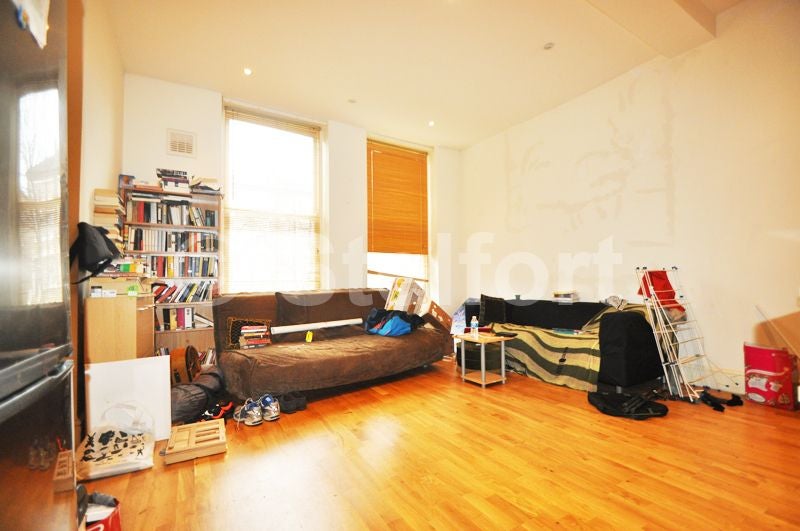 Flat Freegrove Road in Greater London