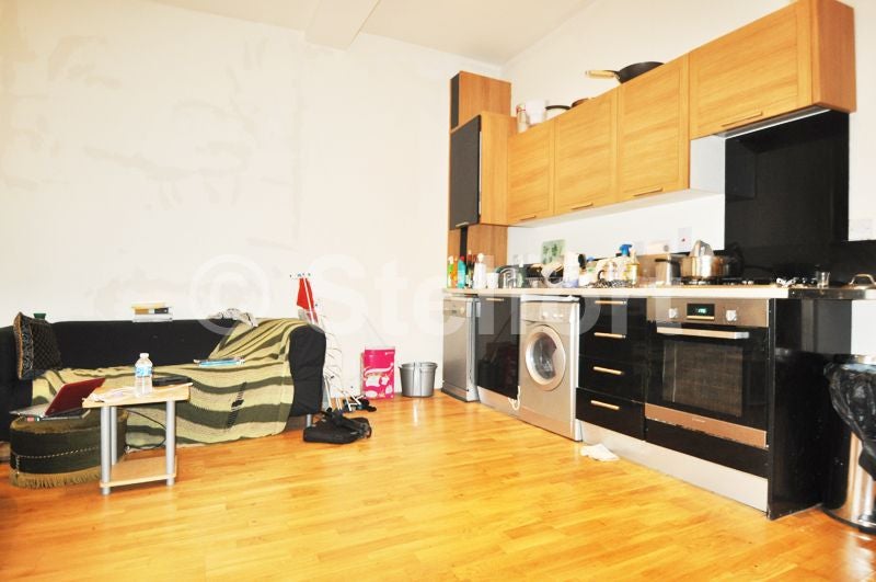 Flat Freegrove Road in Greater London