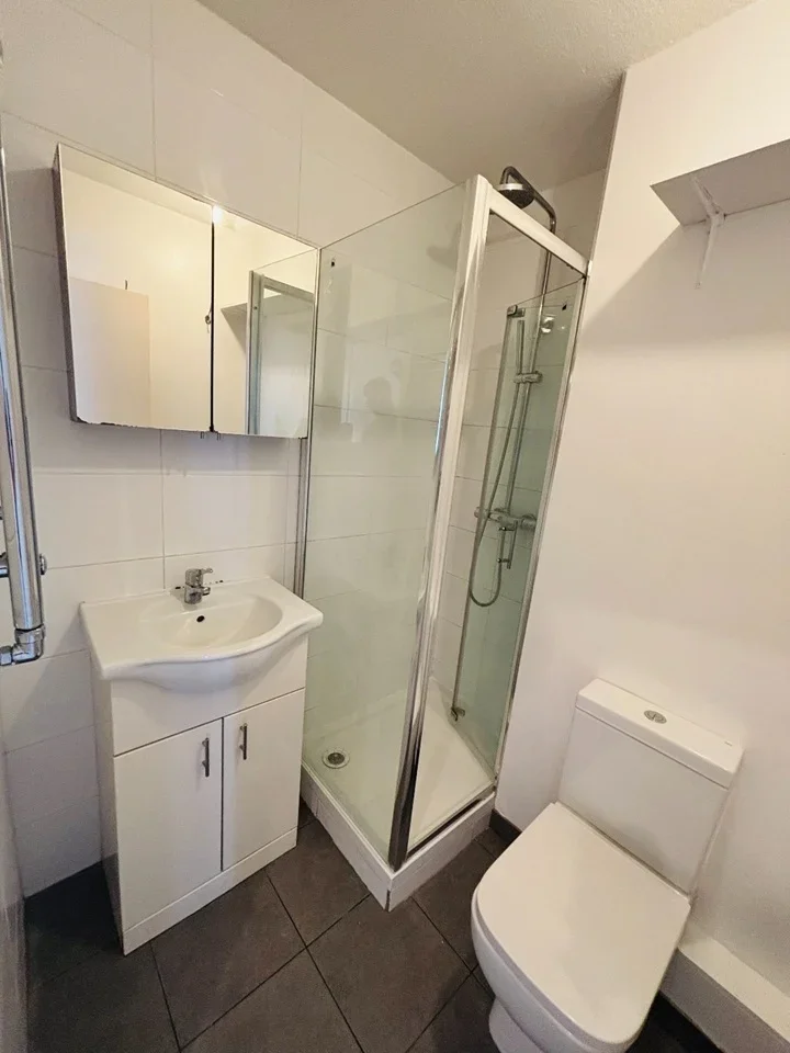 Room Thomas Baines Road in Greater London