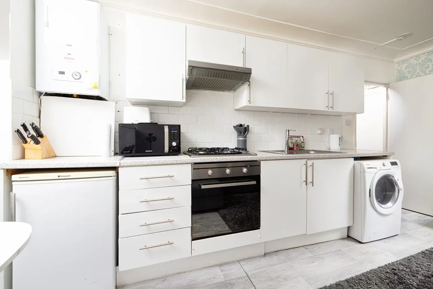 Flat Highfield Avenue in Greater London