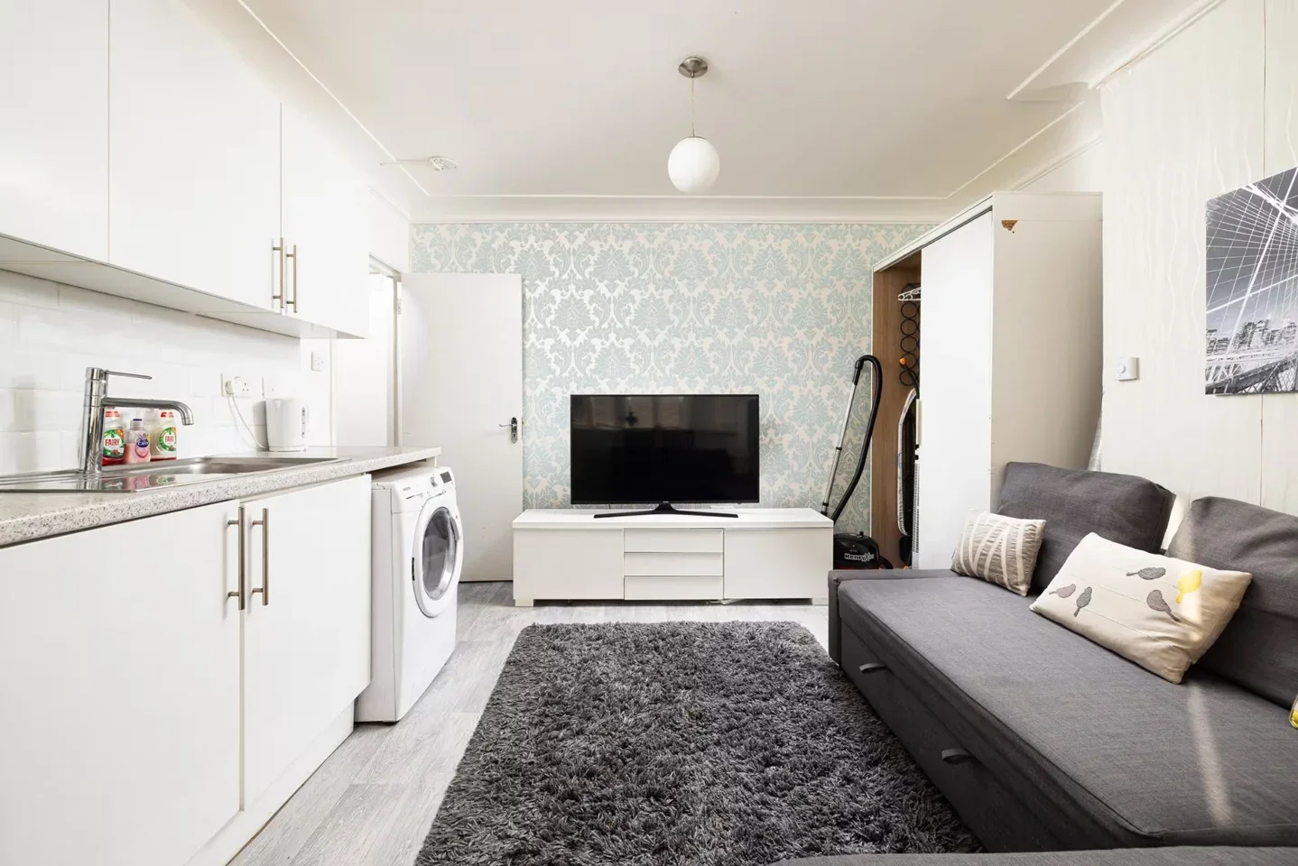 Flat Highfield Avenue in Greater London