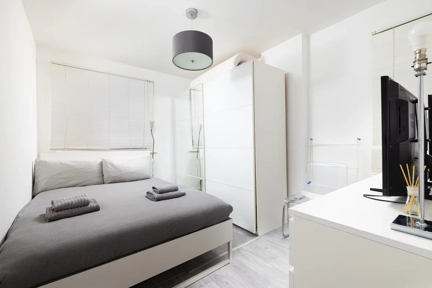 Flat Highfield Avenue in Greater London