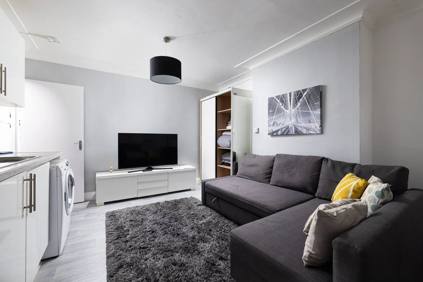 Flat Highfield Avenue in Greater London