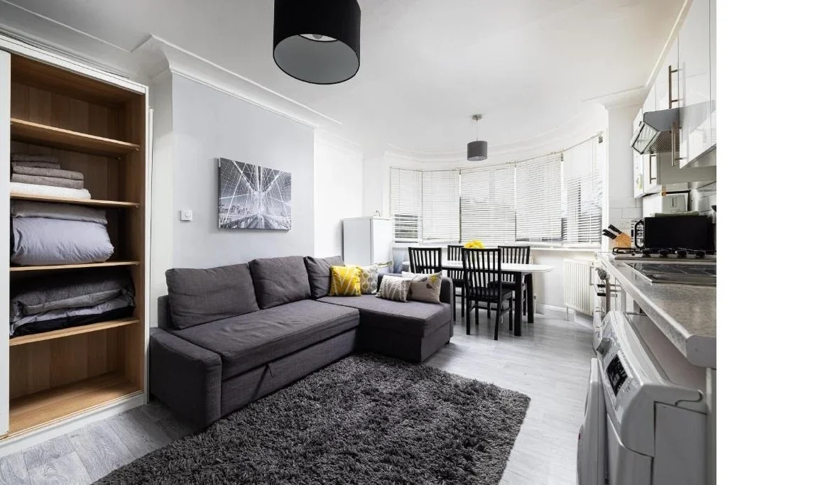 Flat Highfield Avenue in Greater London