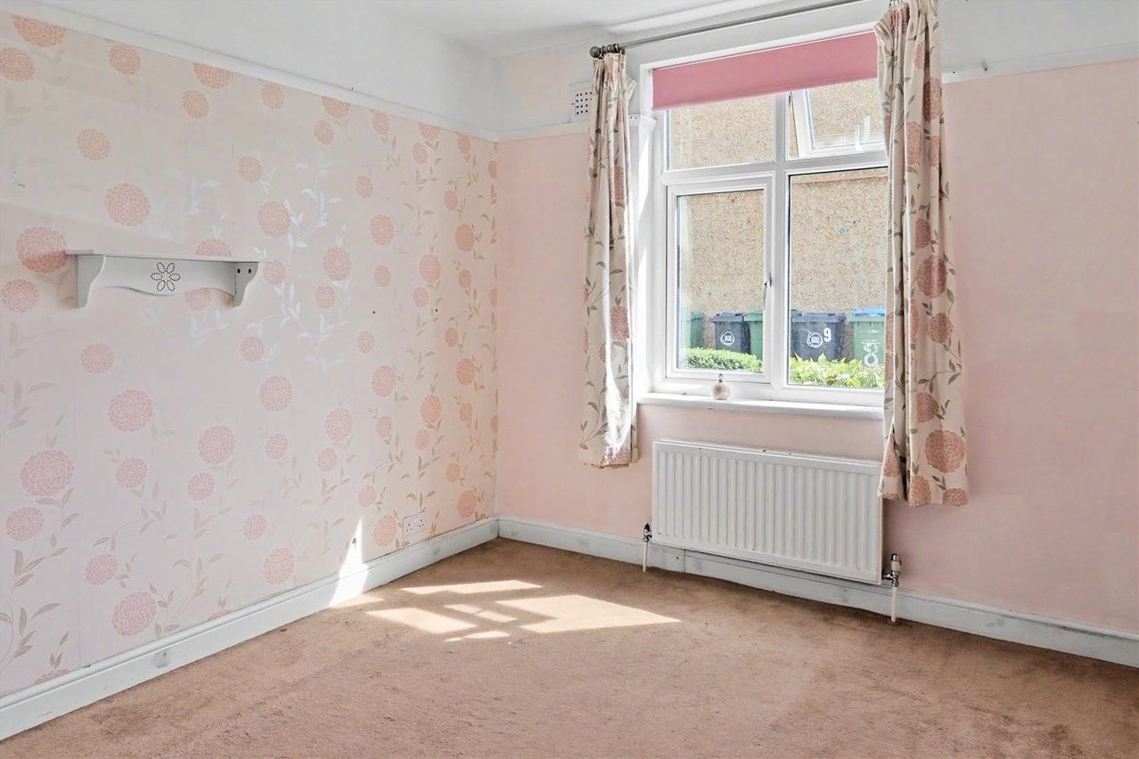 Flat Dallington Close in Walton on Thames