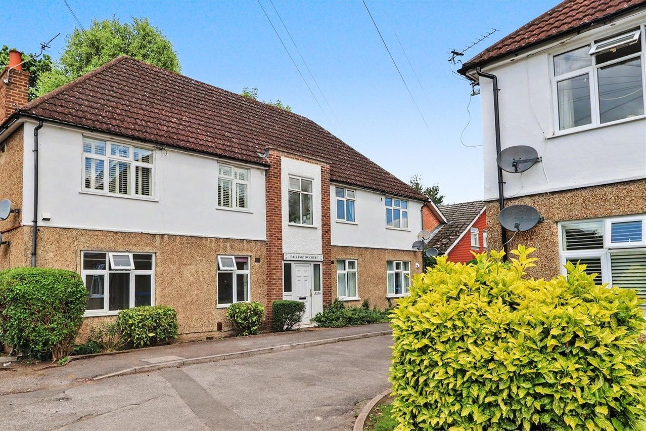 Flat Dallington Close in Walton on Thames