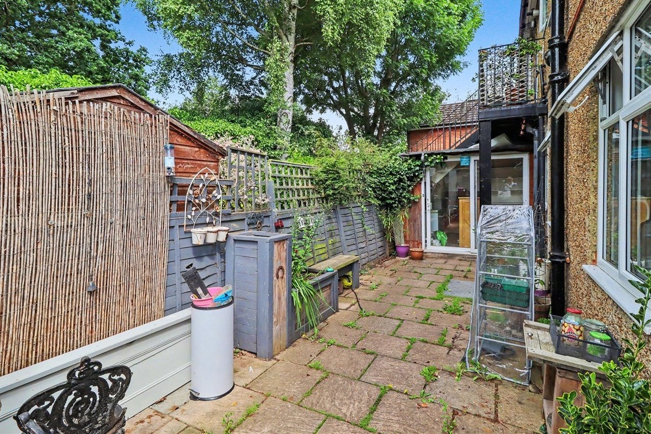 Flat Dallington Close in Walton on Thames