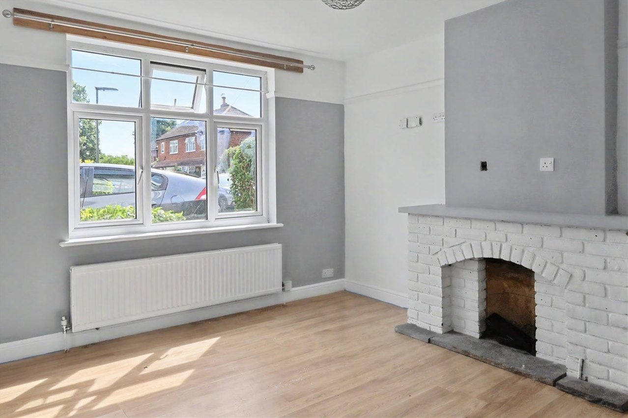 Flat Dallington Close in Walton on Thames