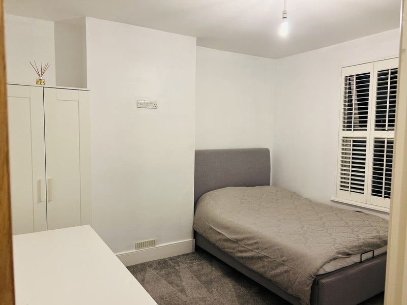 Room Woodville Road in Greater London